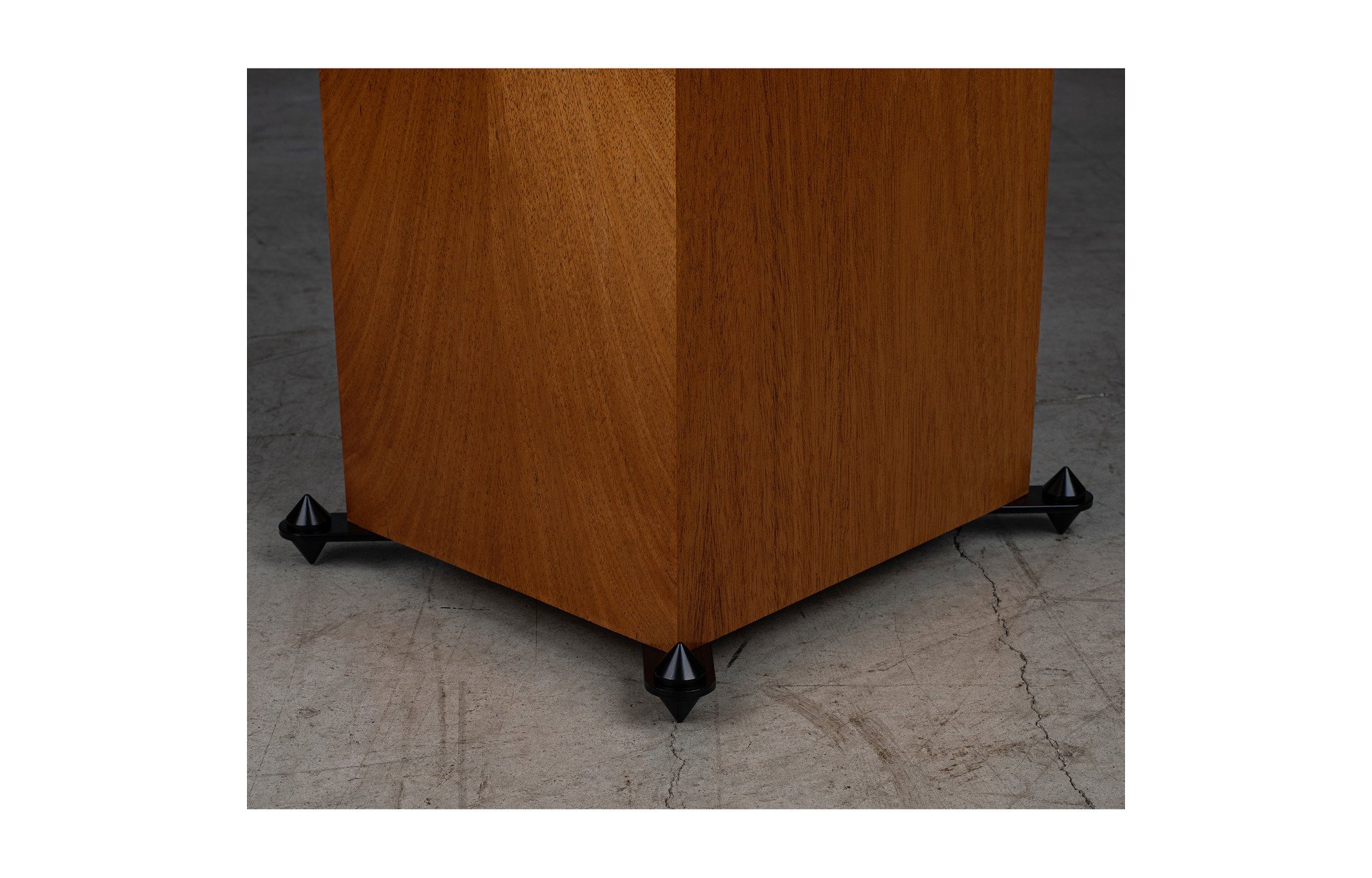 Dayton Audio OA-4 Outrigger hangszóró tüskék készlet acél talppal 4 db.